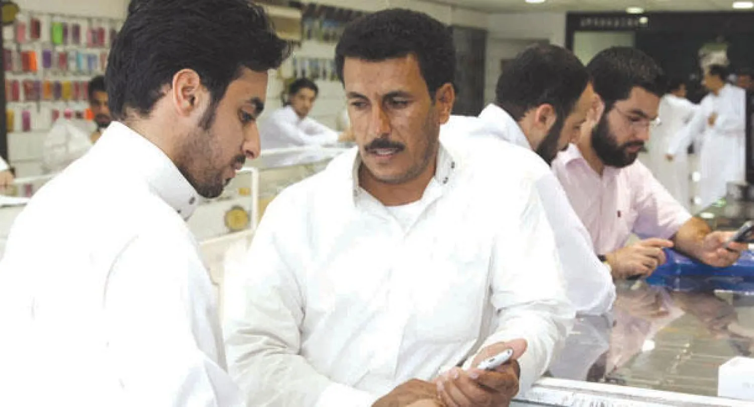 تعتبر السوق السعودية واحدة من أنشط الأسواق في مبيعات الهواتف والأجهزة الذكية في المنطقة («الشرق الأوسط»)