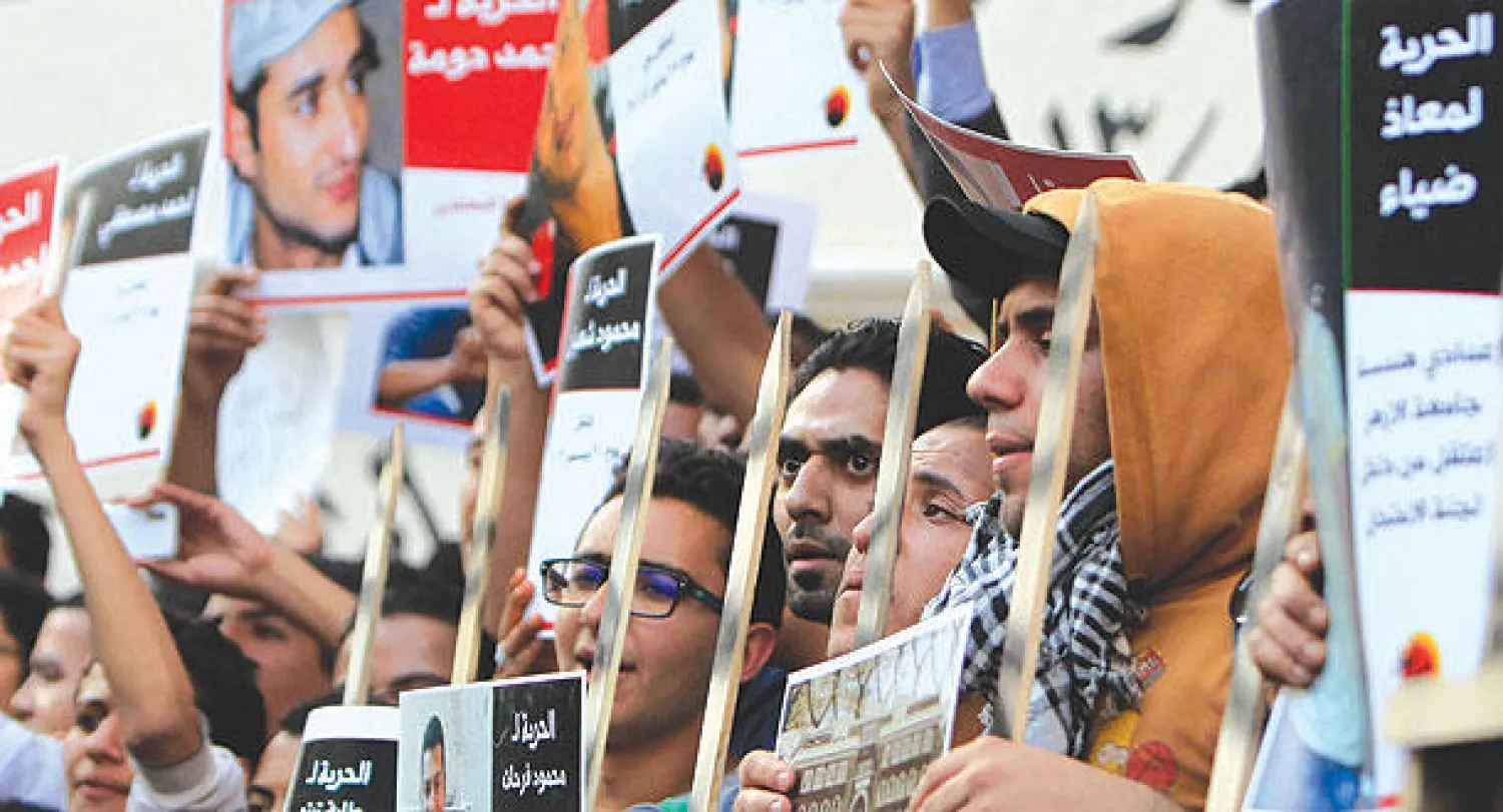 أعضاء من حركة شباب 6 أبريل خلال تظاهرهم أمام نقابة الصحافيين بالقاهرة  للمطالبة بالإفراج عن النشطاء المحبوسين أول من أمس (رويترز)