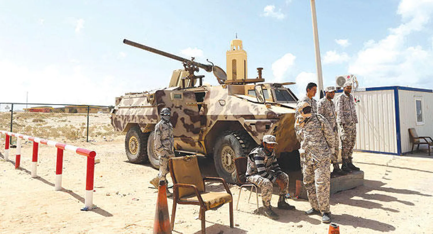 نقطة أمنية لحراسة بئر نفطي في الزويتنية أمس (رويترز)