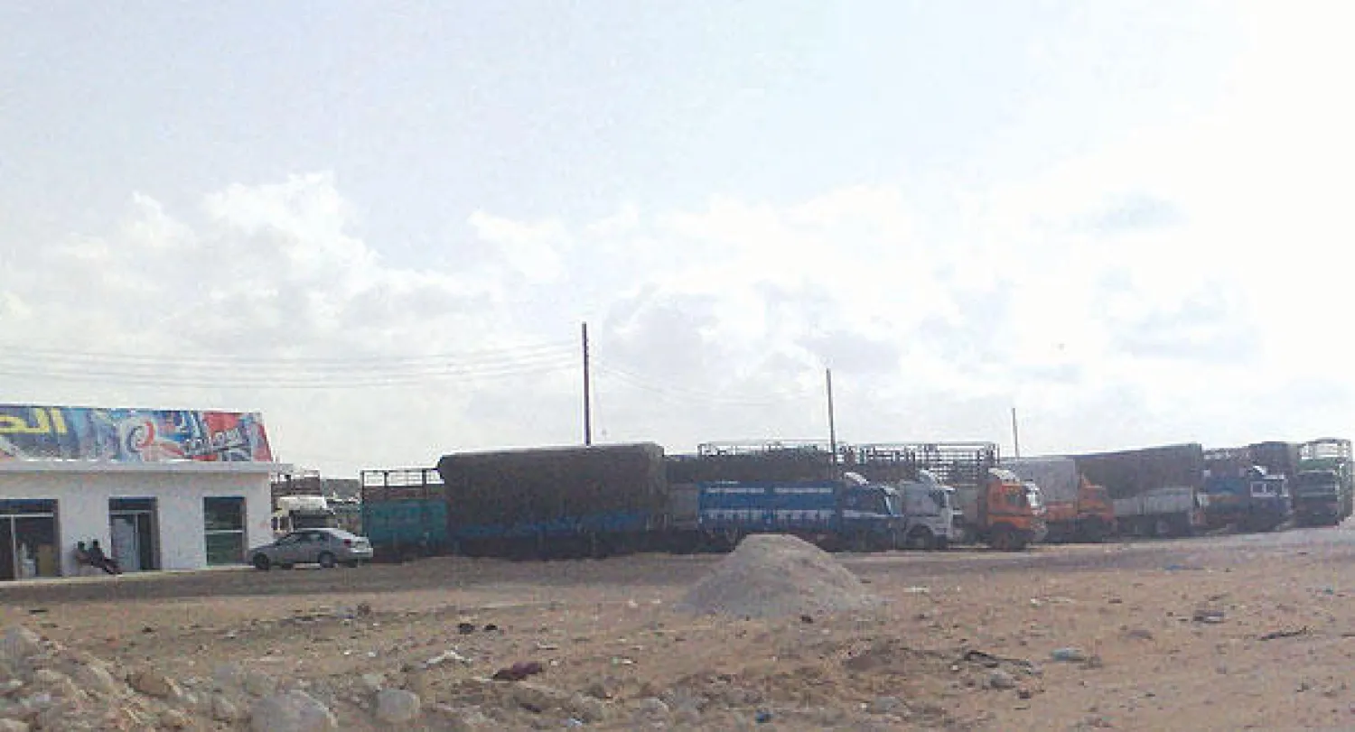 شاحنات مصرية في منطقة «البريقة» الليبية قبل فرارها من الخاطفين بمدينة إجدابيا («الشرق الأوسط»)