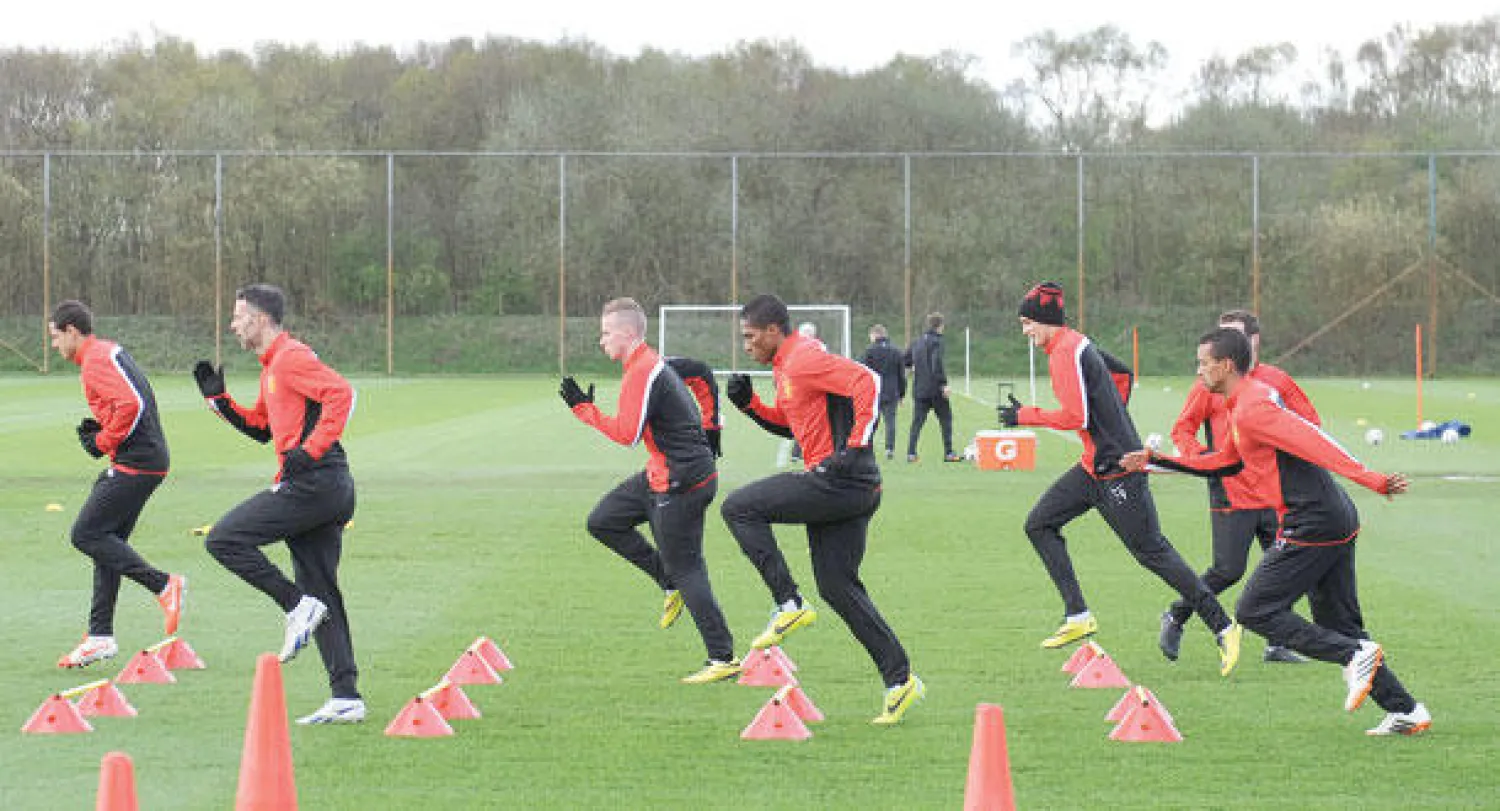 لاعبو مانشستر يونايتد خلال التدريبات أمس قبل مواجهة بايرن ميونيخ الحاسمة (إ.ب.أ)