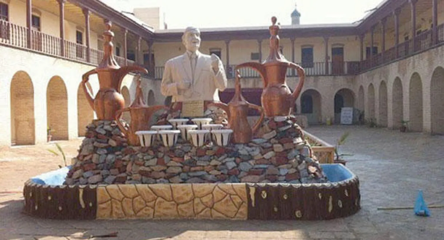 نصب الشاعر العراقي الكبير محمد مهدي الجواهري وهو يتوسط الدلال وأكواب القهوة بطريقة أظهرته كأنه بائع متجول