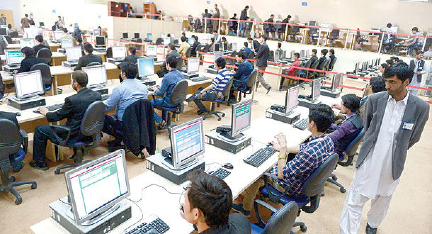 موظفو الانتخابات الأفغان يفرزون أصوات الناخبين في كابل أمس (أ.ف.ب)