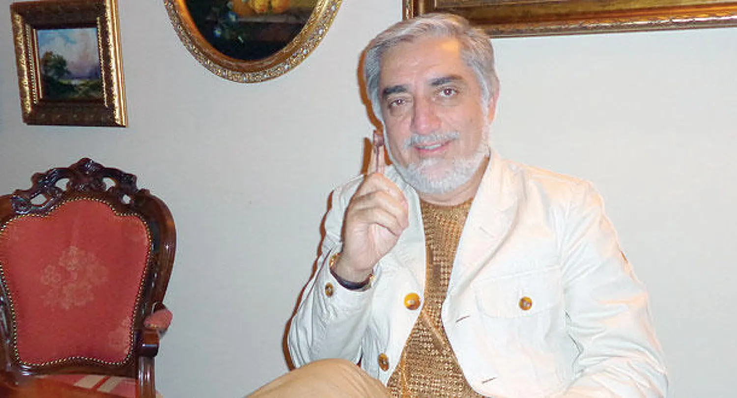 عبد الله عبد الله ويظهر  اصبعه باللون الأزرق دلالة على التصويت ({الشرق الأوسط})