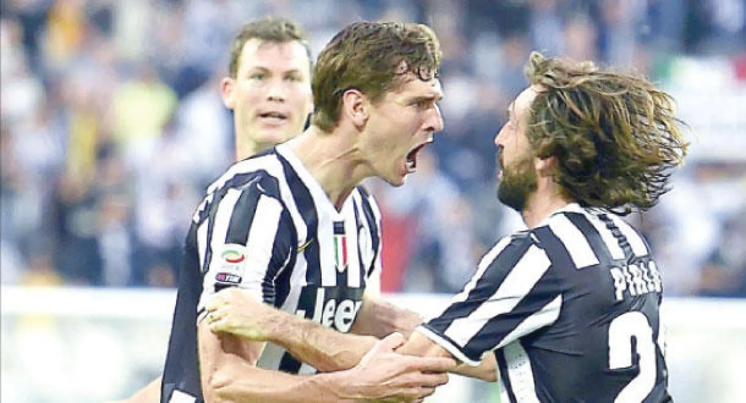 يورينتي يحتفل مع زميله بيرلو بعد الهدف الثاني في شباك ليفورنو (إ.ب.أ)