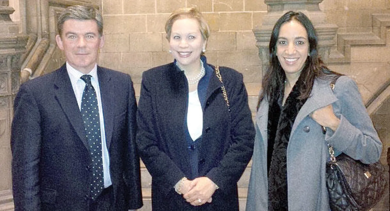 الوزيرة مباركة بوعيدة والسفيرة المغربية في لندن الأميرة للا جمالة العلوي مع الوزير البريطاني هيو روبرتسون  بمجلس العموم البريطاني الليلة قبل الماضية («الشرق الأوسط»)