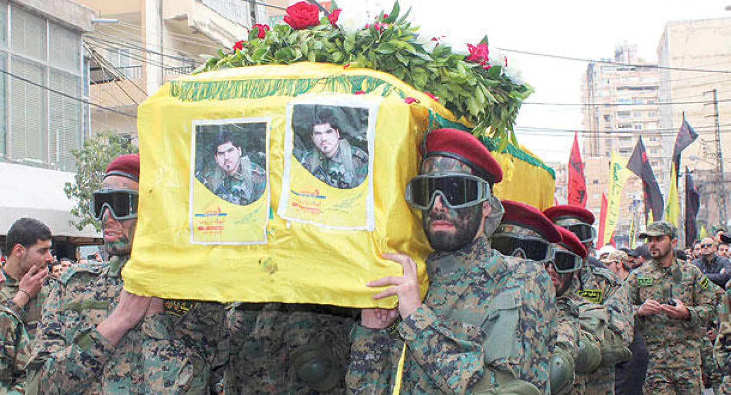 عناصر من حزب الله يشيعون مقاتلا لقي حتفه في معارك يبرود بسوريا (رويترز)