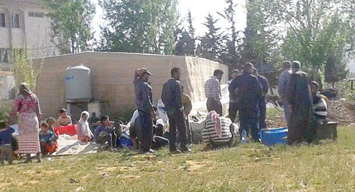 عوائل سورية تبيت في العراء في منطقة قبّ إلياس وسط البقاع اللبناني («الشرق الأوسط»)