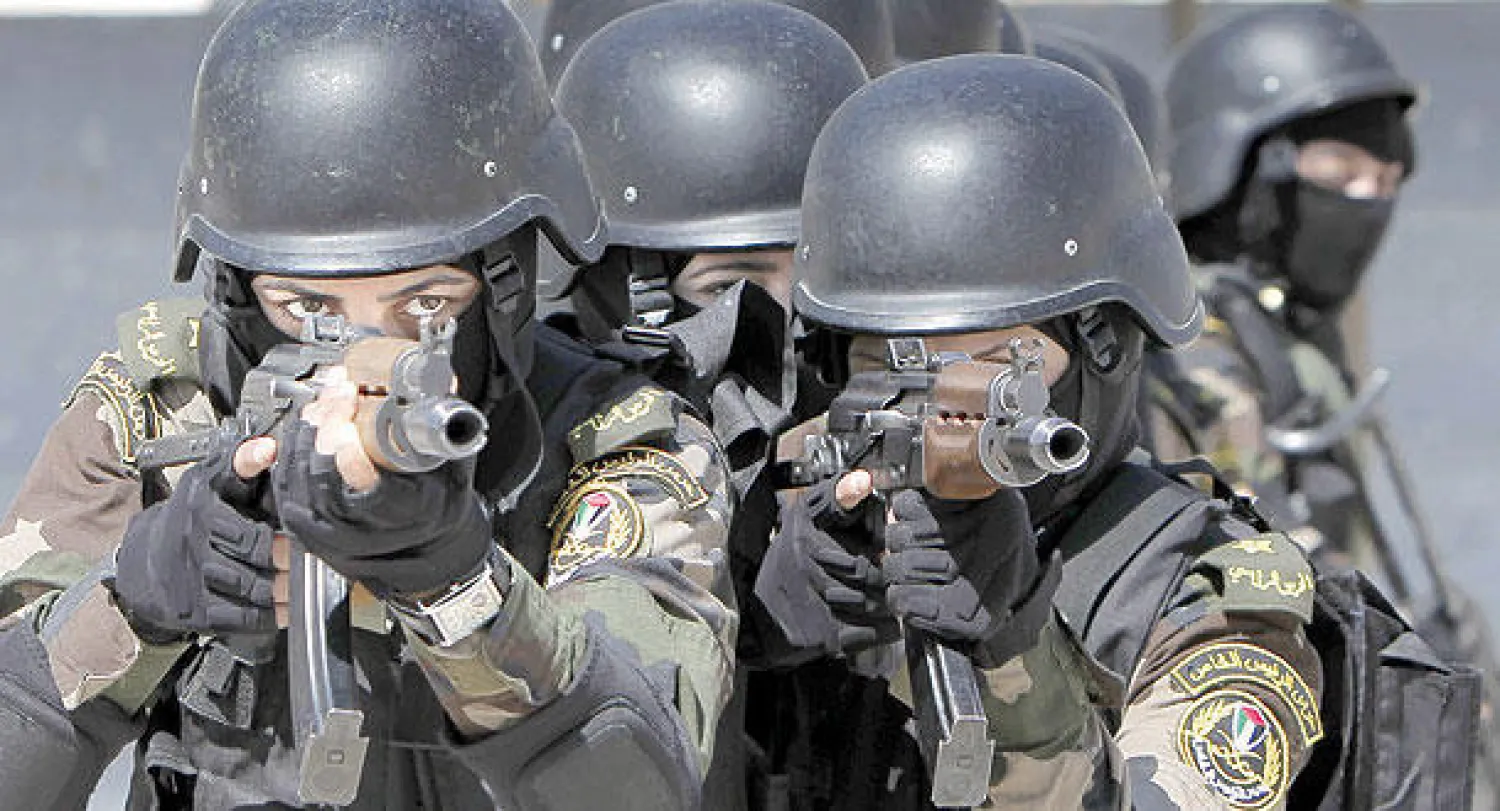 صورة وزعت أمس لفلسطينيات في الحرس الرئاسي خلال تدريبات في أريحا بالضفة الغربية (أ.ف.ب)