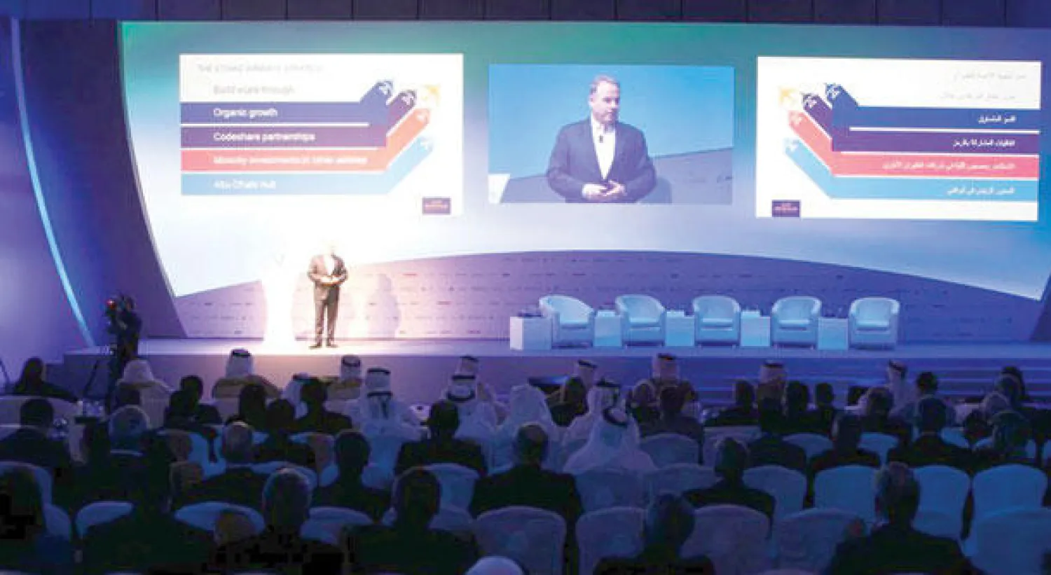 جانب من المؤتمر في مدينة أبوظبي ويبدو جيمس هوغان رئيس الاتحاد للطيران («الشرق الأوسط»)