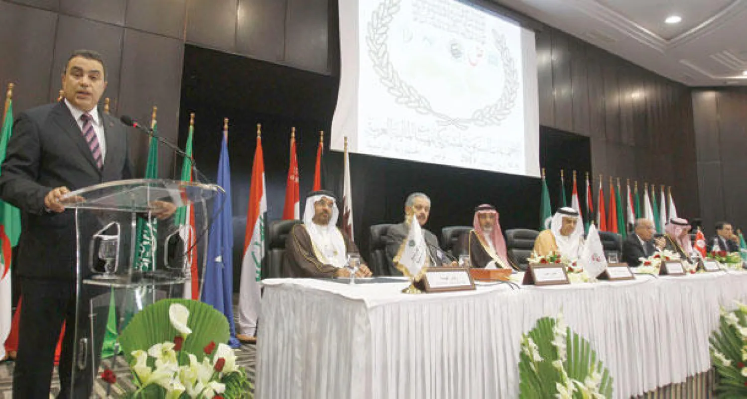 رئيس الوزراء التونسي مهدي جمعة يتحدث خلال الحفل الافتتاحي للمؤسسات العربية في تونس أمس (رويترز)