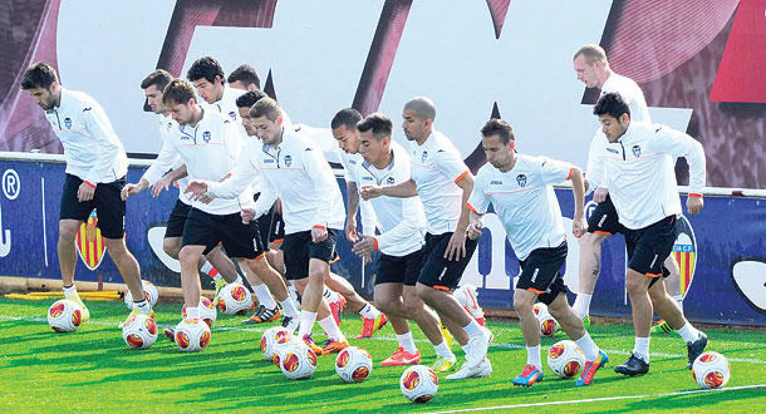 لاعبو فالنسيا يستعدون لمهمة شبه مستحيلة أمام بازل (أ.ف.ب)