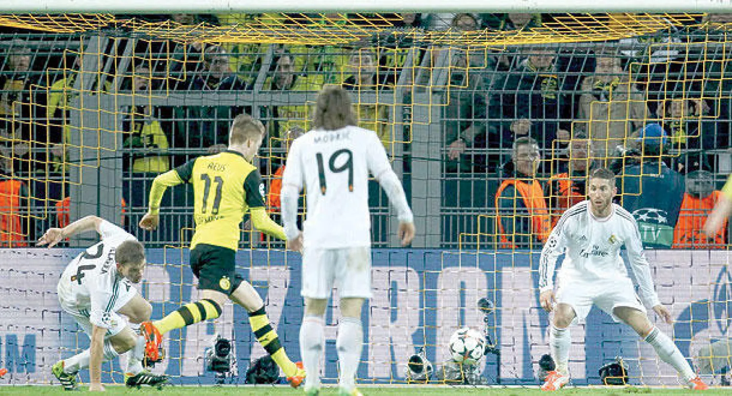 ديمبا يحتفل  بهدفه الذي أنقذ تشيلسي (إ.ب.أ)