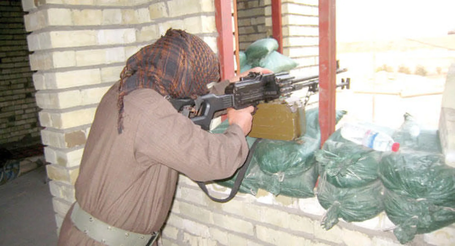 مسلح يصوب سلاحه نحو هدف في الفلوجة أول من أمس (رويترز)