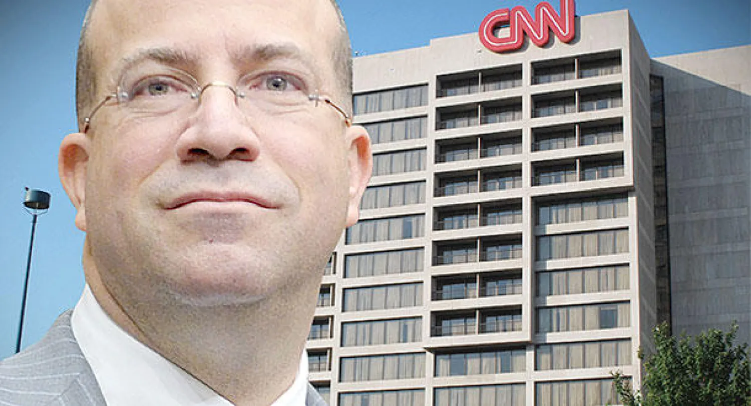 رئيس محطة «سي إن إن» أمام مبناها