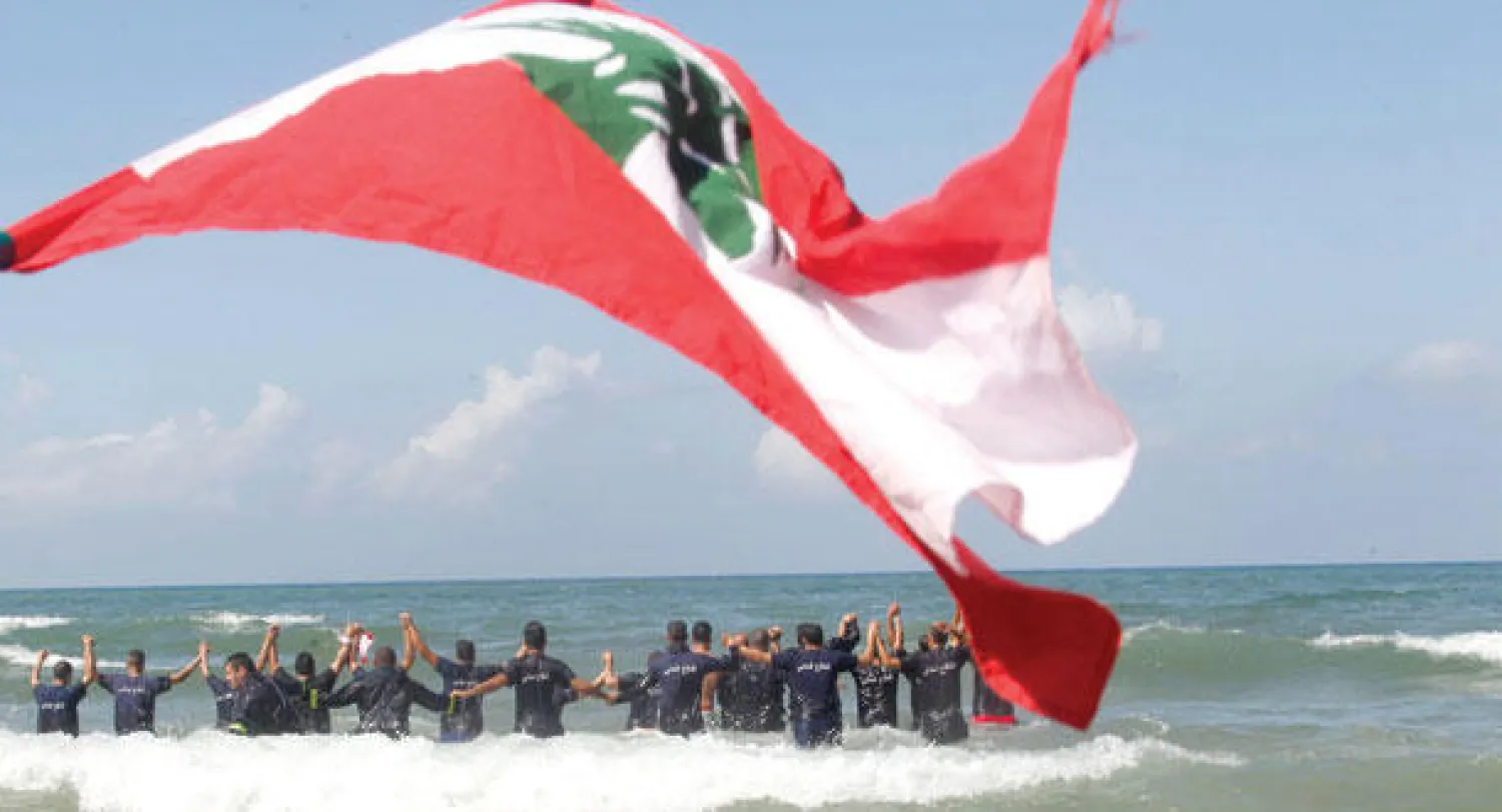 متطوعون في الدفاع المدني اللبناني نزلوا إلى مياه البحر، أمس، ورفضوا مغادرتها حتى أقر مجلس النواب قانون تثبيتهم في وظيفتهم (رويترز)