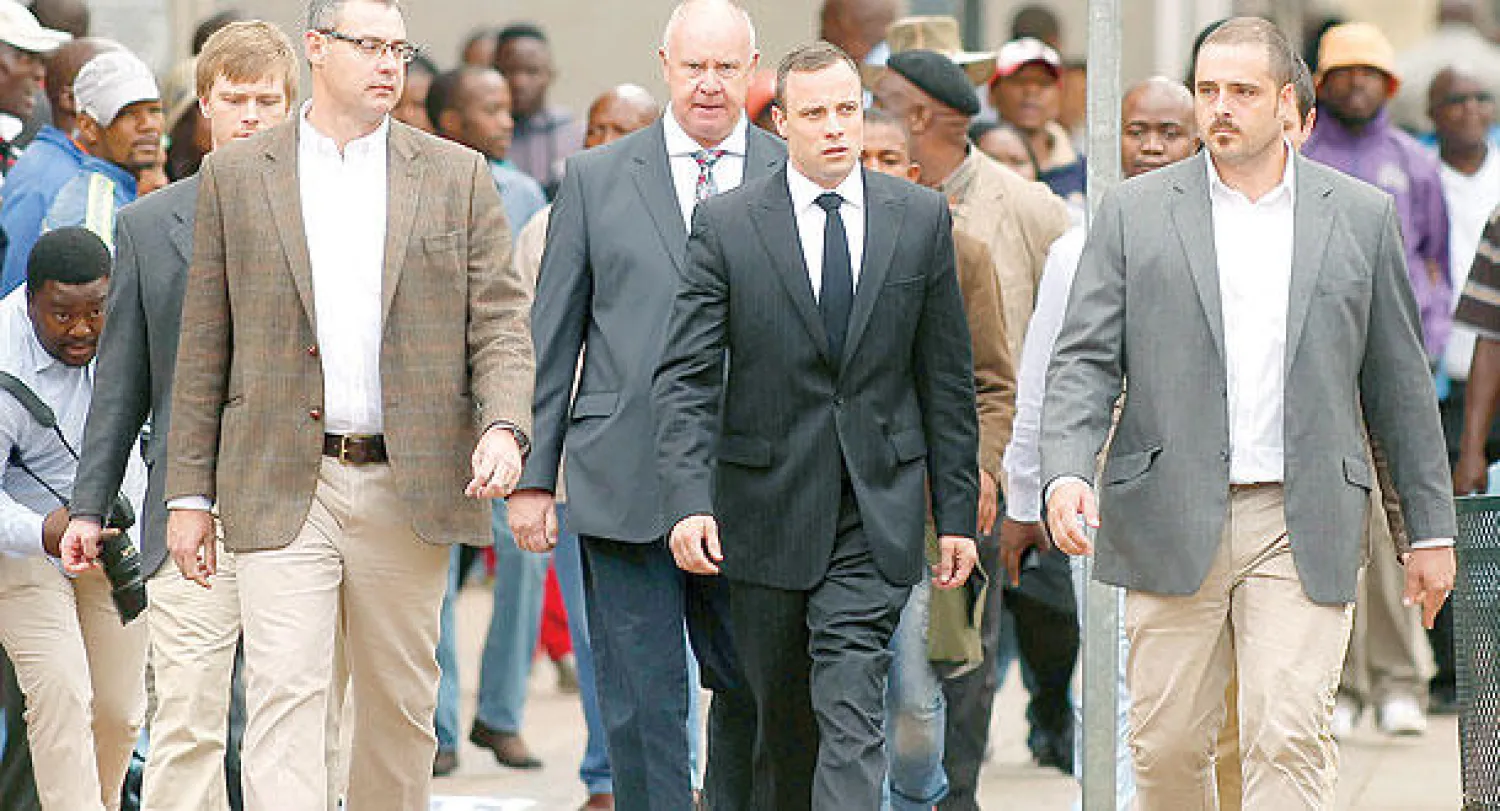 بيستوريوس مع فريق الدفاع أثناء وصولهم لمبنى المحكمة في بريتوريا (رويترز)