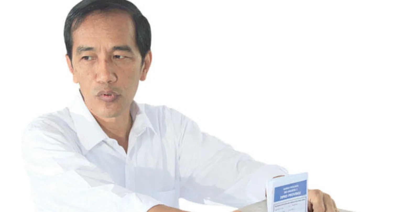 حاكم جاكرتا جوكو يدلي بصوته في العاصمة أمس (رويترز)