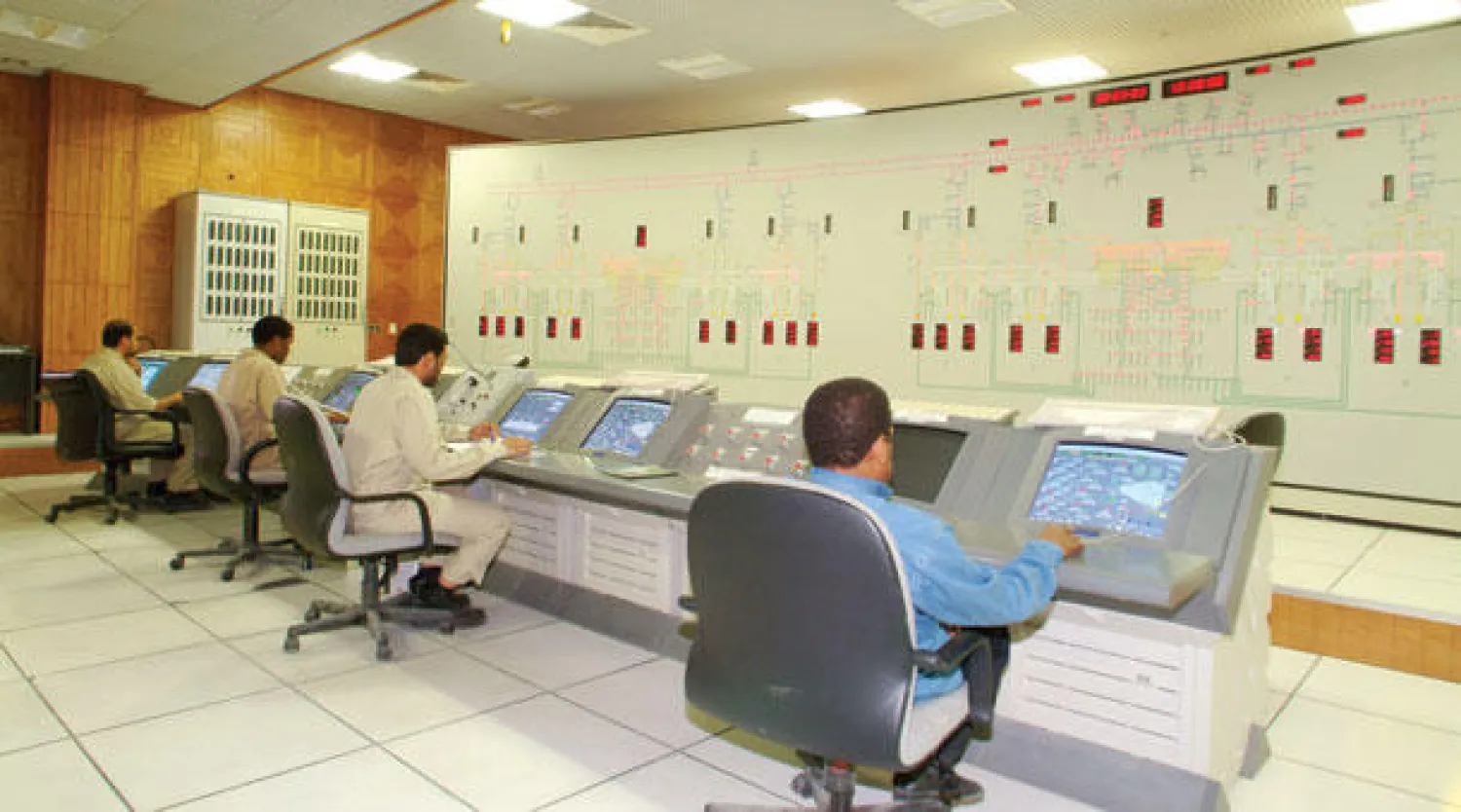 إحدى غرف التحكم التابعة لشركة الكهرباء السعودية («الشرق الأوسط»)