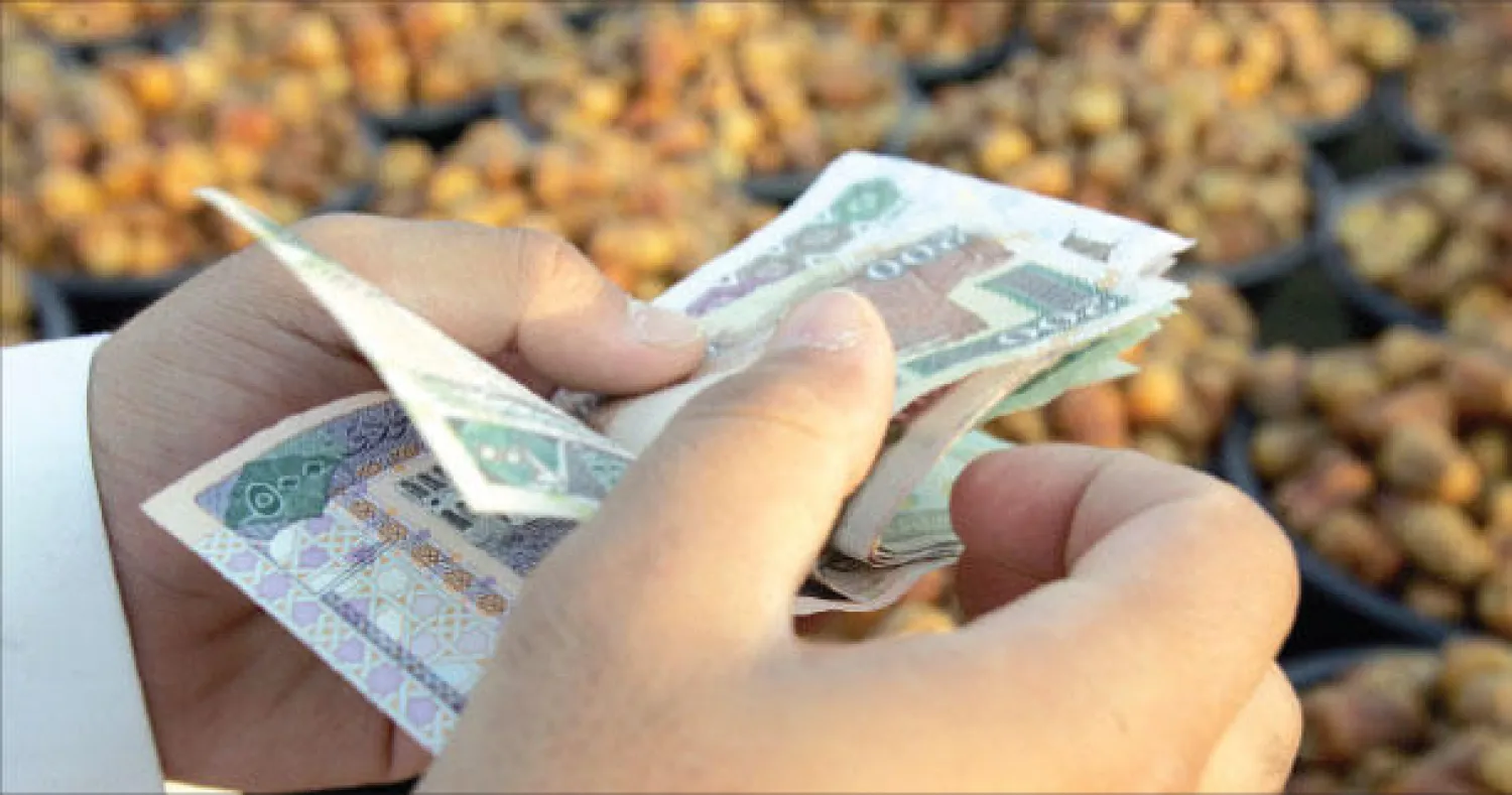 تراجع الاقتراض عبر البطاقات الائتمانية في مقابل ارتفاع حجم القروض الاستهلاكية بواقع 4.9 في المائة خلال 2013 ( «الشرق الأوسط»)