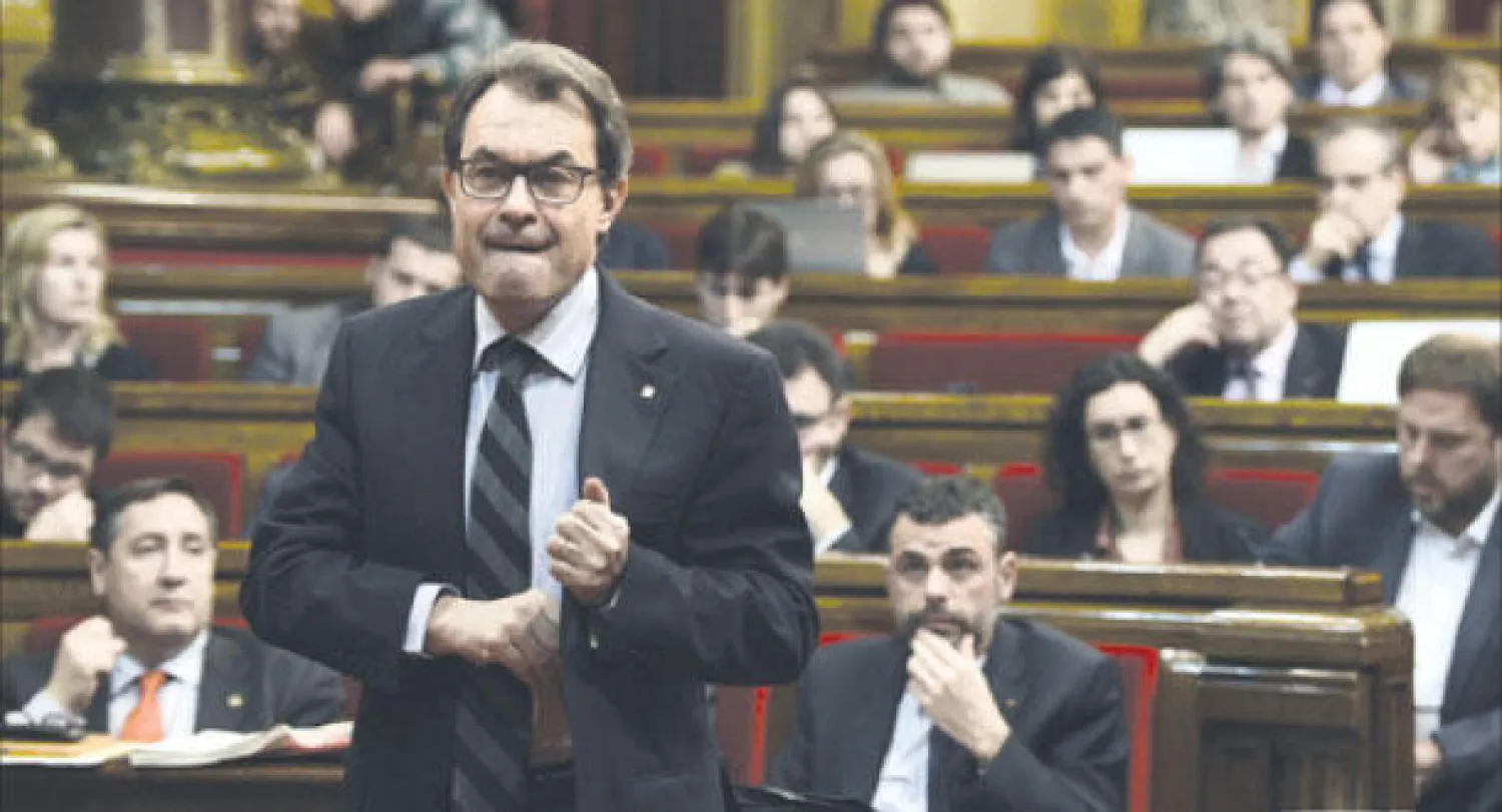 رئيس إقليم كتالونيا أرتور ماس يلقي كلمة أمام البرلمان الإقليمي في برشلونة أمس غداة رفض النواب الإسبان بغالبية كبيرة مشروع الاستفتاء الذي يريد إقليم كتالونيا إجراءه حول الاستقلال في 9 نوفمبر المقبل (أ.ف.ب)