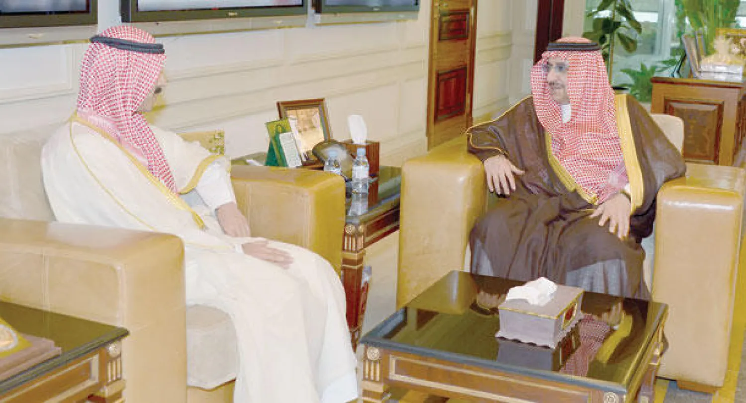 الأمير محمد بن نايف لدى لقائه السفير الكويتي في الرياض أمس (واس)