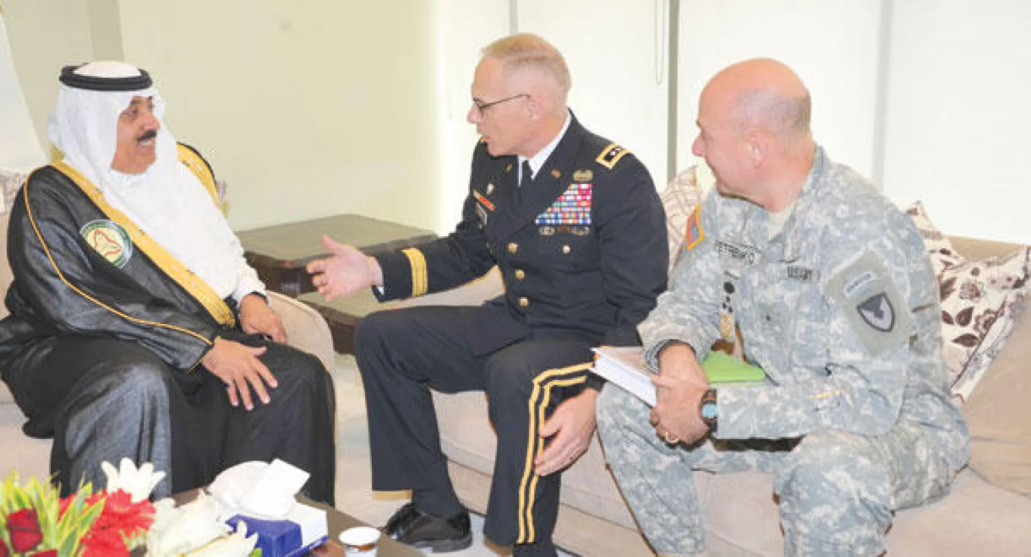 وزير الحرس الوطني خلال استقباله القائد العام بالقيادة المركزية للجيش الأميركي في الرياض أمس  (واس)