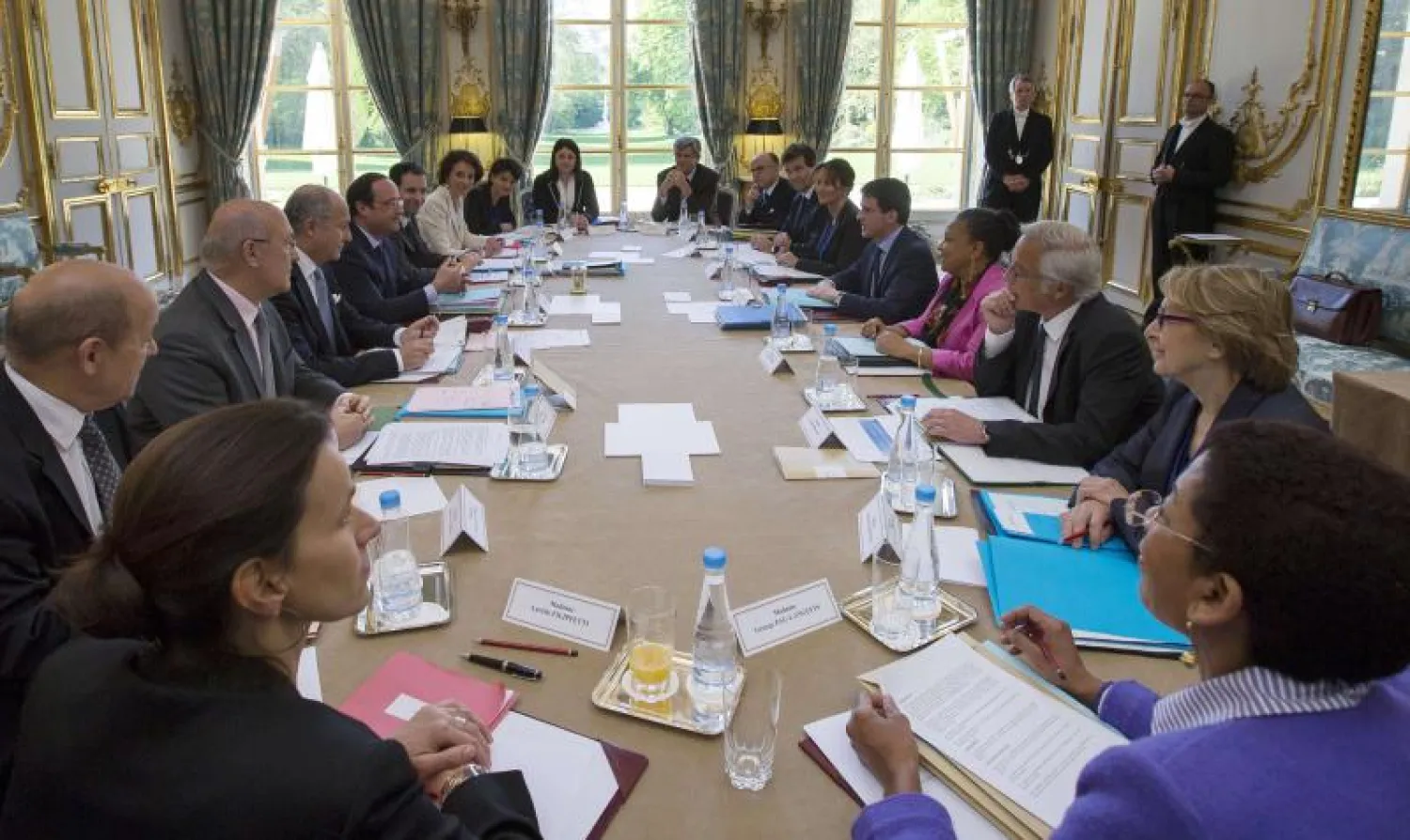 الرئيس الفرنسي يمنع استخدام الهاتف الجوال خلال الجلسات الحكومية