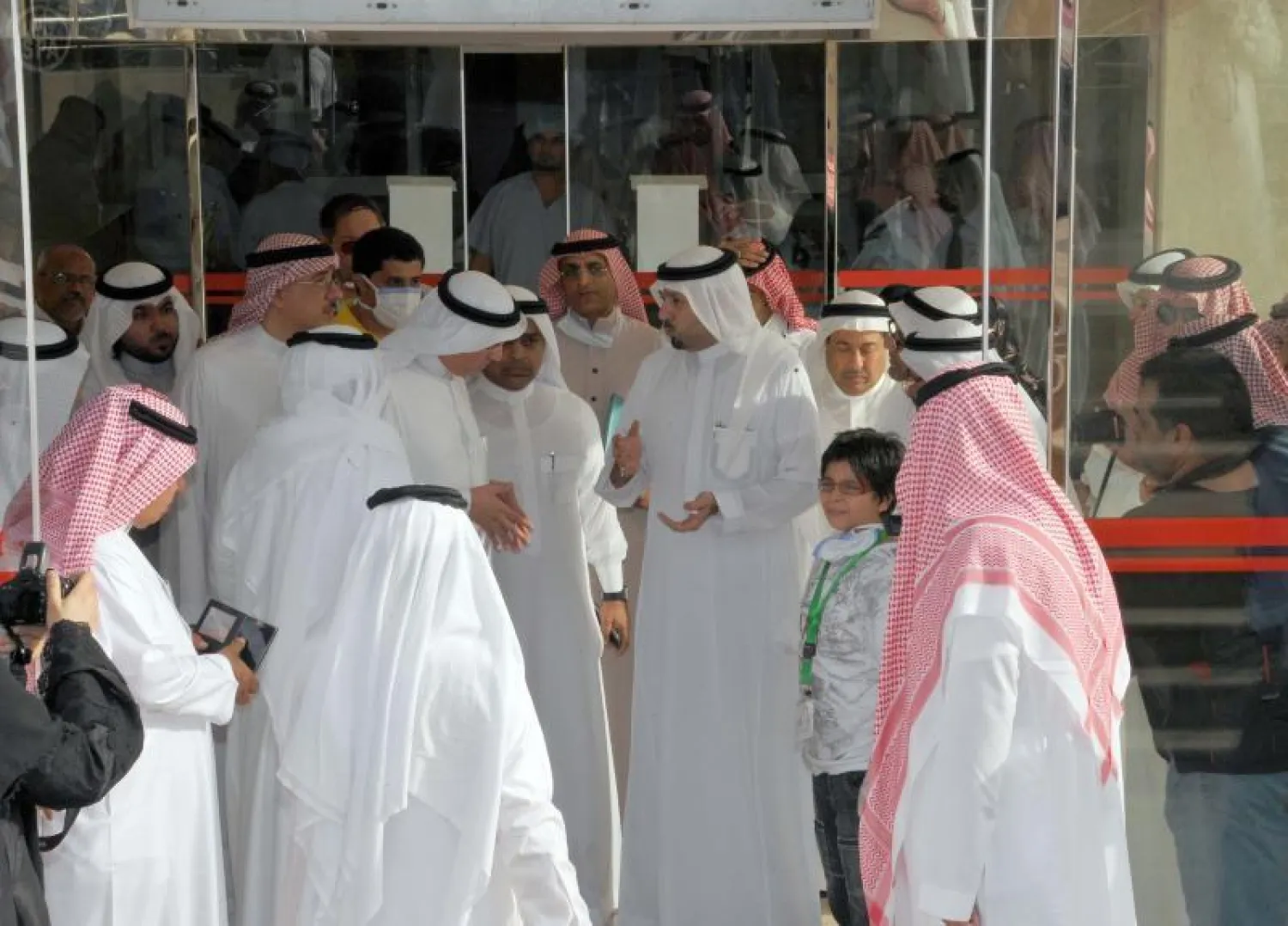 الأمير مشعل بن عبد الله أمير منطقة مكة يتوسط جموع المسؤولين في مستشفى الملك فهد بجدة