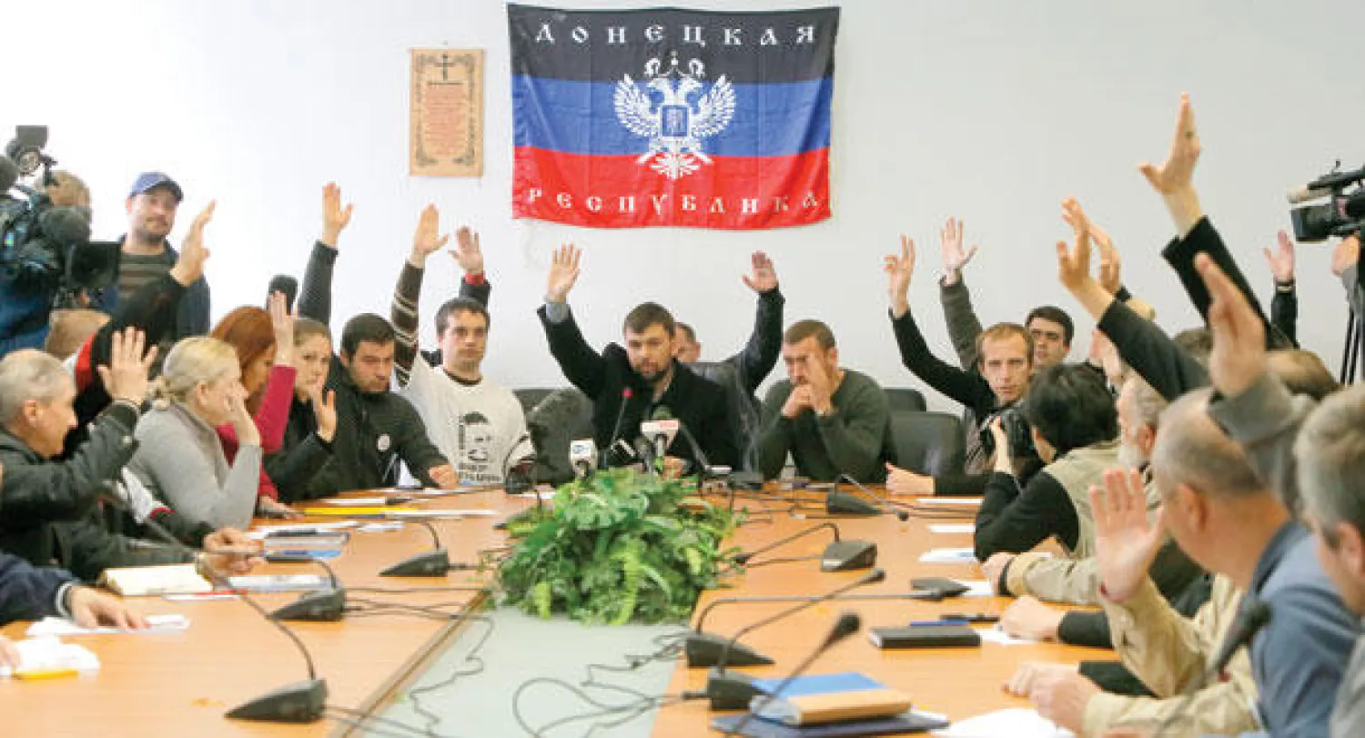 ناشطون موالون لروسيا يصوتون في مبنى حكومي احتلوه بمدينة دونيستك الواقعة شرق أوكرانيا أمس، وذلك بعد إعلانهم من جانب واحد عن تشكيل {جمهورية دونيتسك} (أ.ب)