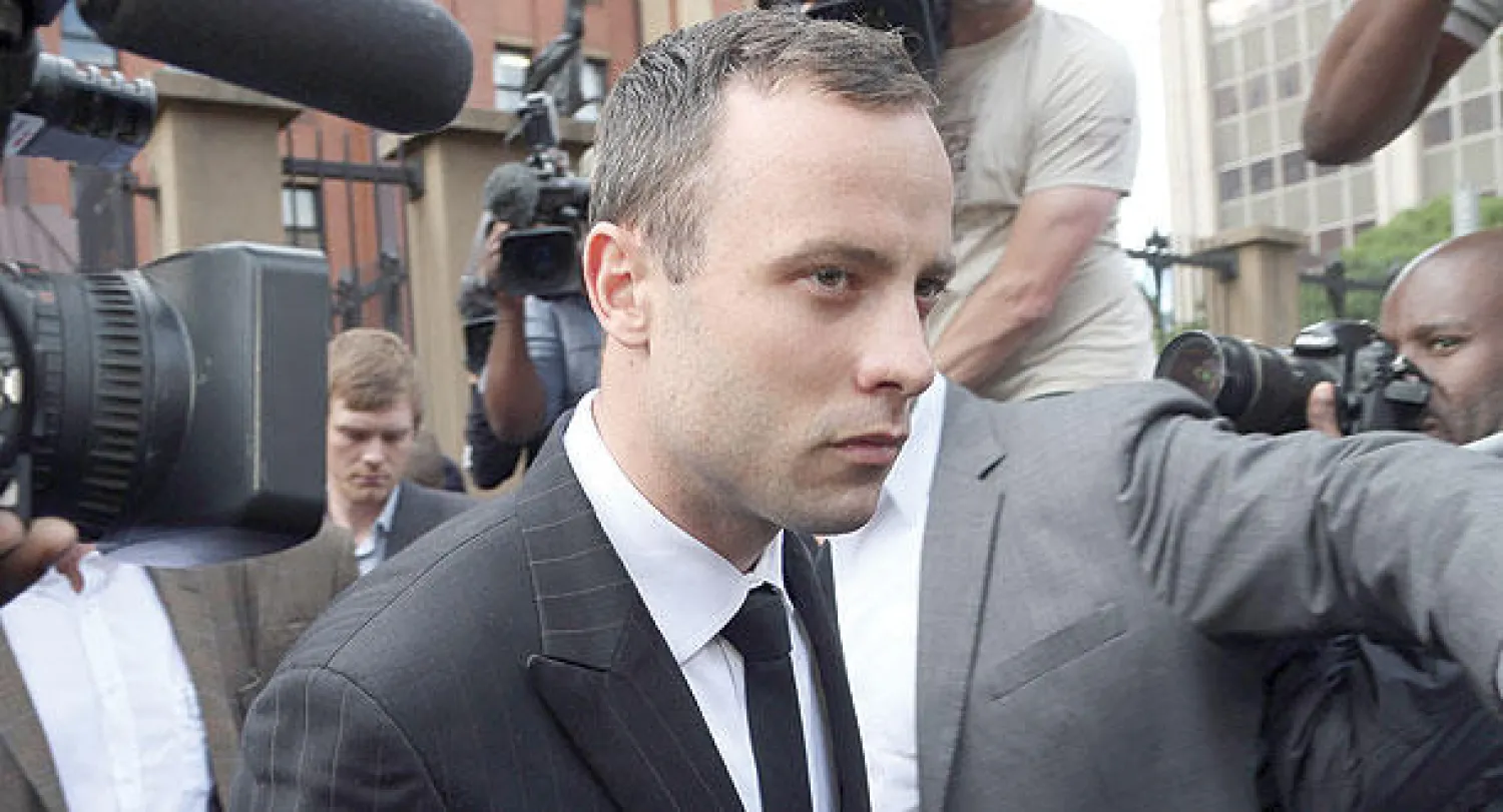 العداء أوسكار بيستوريوس يغادر المحكمة في بريتوريا (أ.ب)