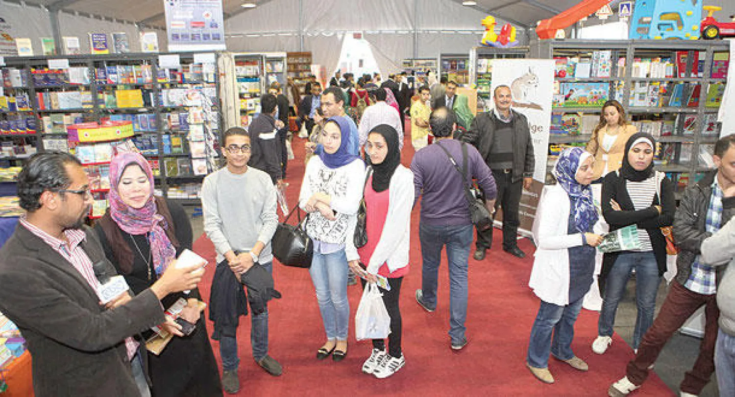 قضايا مواقع التواصل الاجتماعي  تطغى على معرض الكتاب في الإسكندرية