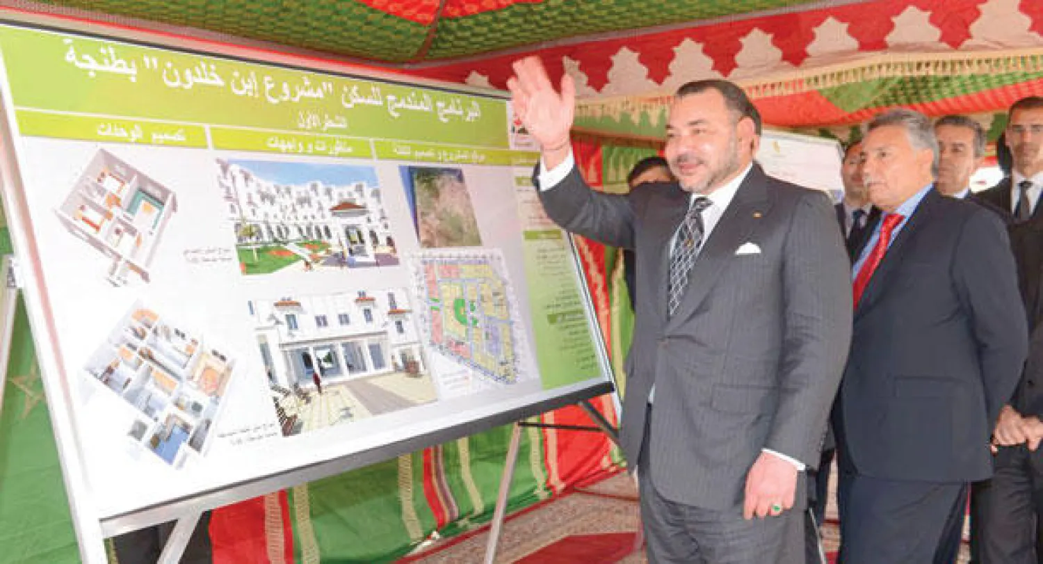 الملك محمد السادس لدى اشرافه على انطلاقة إنجاز مشروع سكني مندمج لإيواء اسر محدودة الدخل في طنجة امس (ماب)