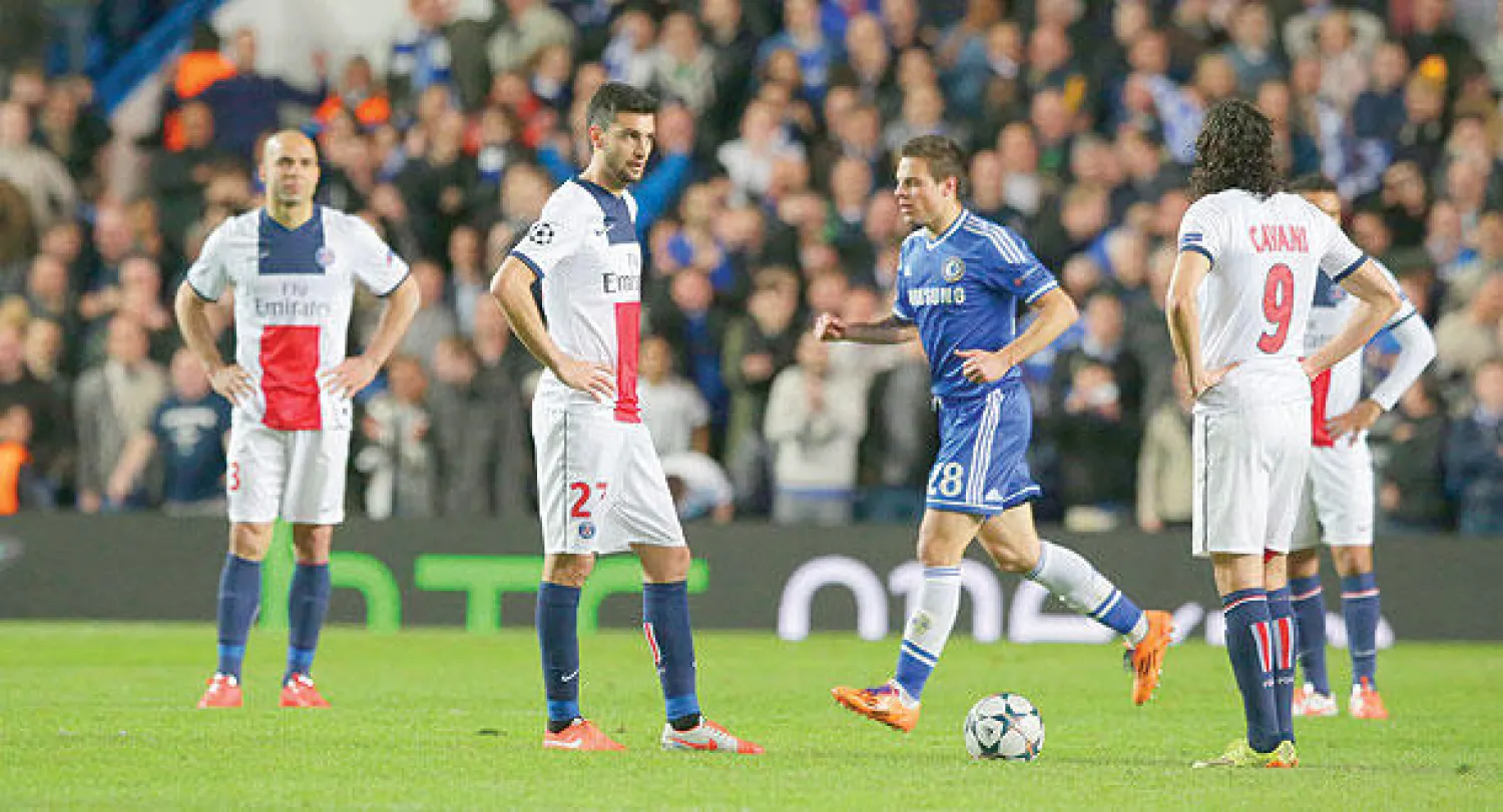 أحزان لاعبي سان جيرمان بعد هدف تشيلسي الثاني وضياع حلمهم الأوروبي (أ.ب)