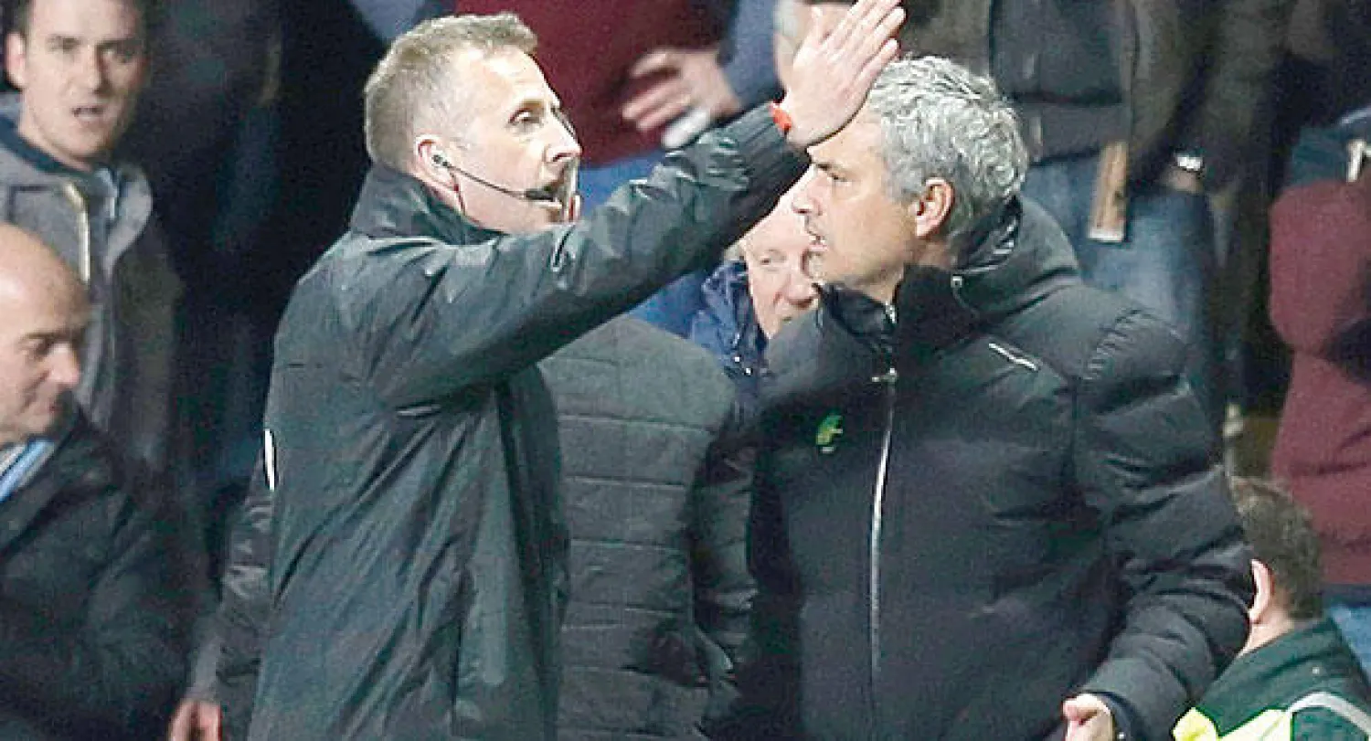 أمر لمورينهو بمغادرة أرض الملعب بعد اقتحامها