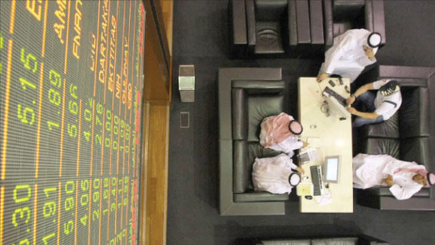 جانب من التداولات في سوق دبي المالية (إ.ف.ب)