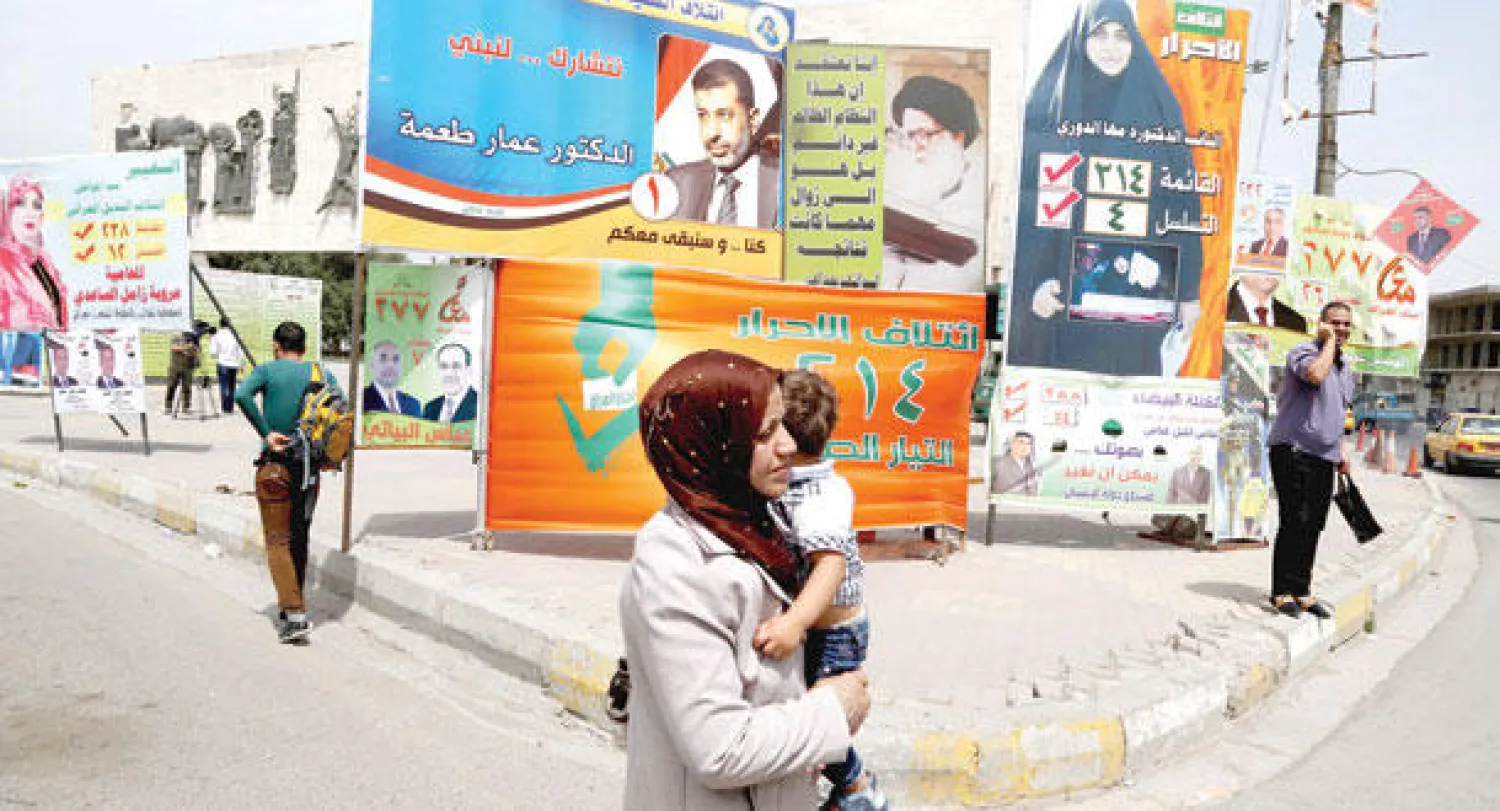 اللافتات الدعائية للمرشحين للانتخابات البرلمانية العراقية تزدحم فوق أرصفة بغداد وتزاحم المارة وتجبرهم على استخدام الشوارع أمس (أ.ب)