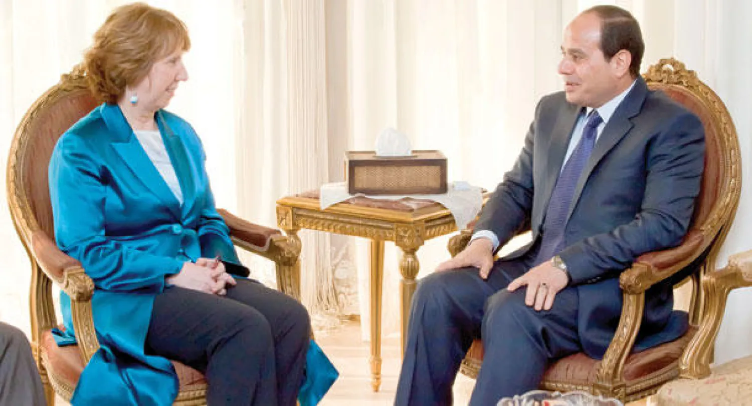 المرشح الرئاسي عبد الفتاح  السيسي أثناء اجتماعه مع مسؤولة السياسة الخارجية في الاتحاد الأوروبي  كاثرين آشتون بالقاهرة أمس (أ.ب)