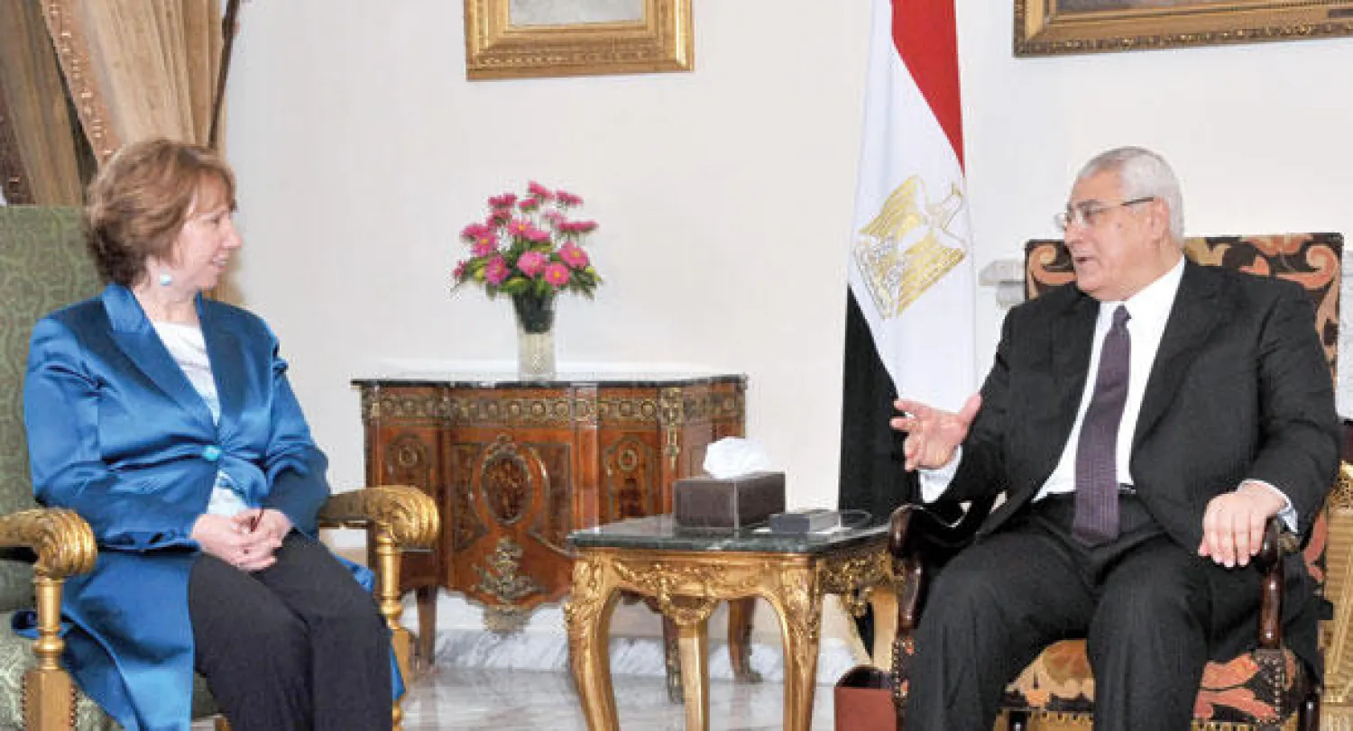 الرئيس المصري لدى لقائه آشتون في القصر الرئاسي بالقاهرة أمس  (أ.ف.ب)