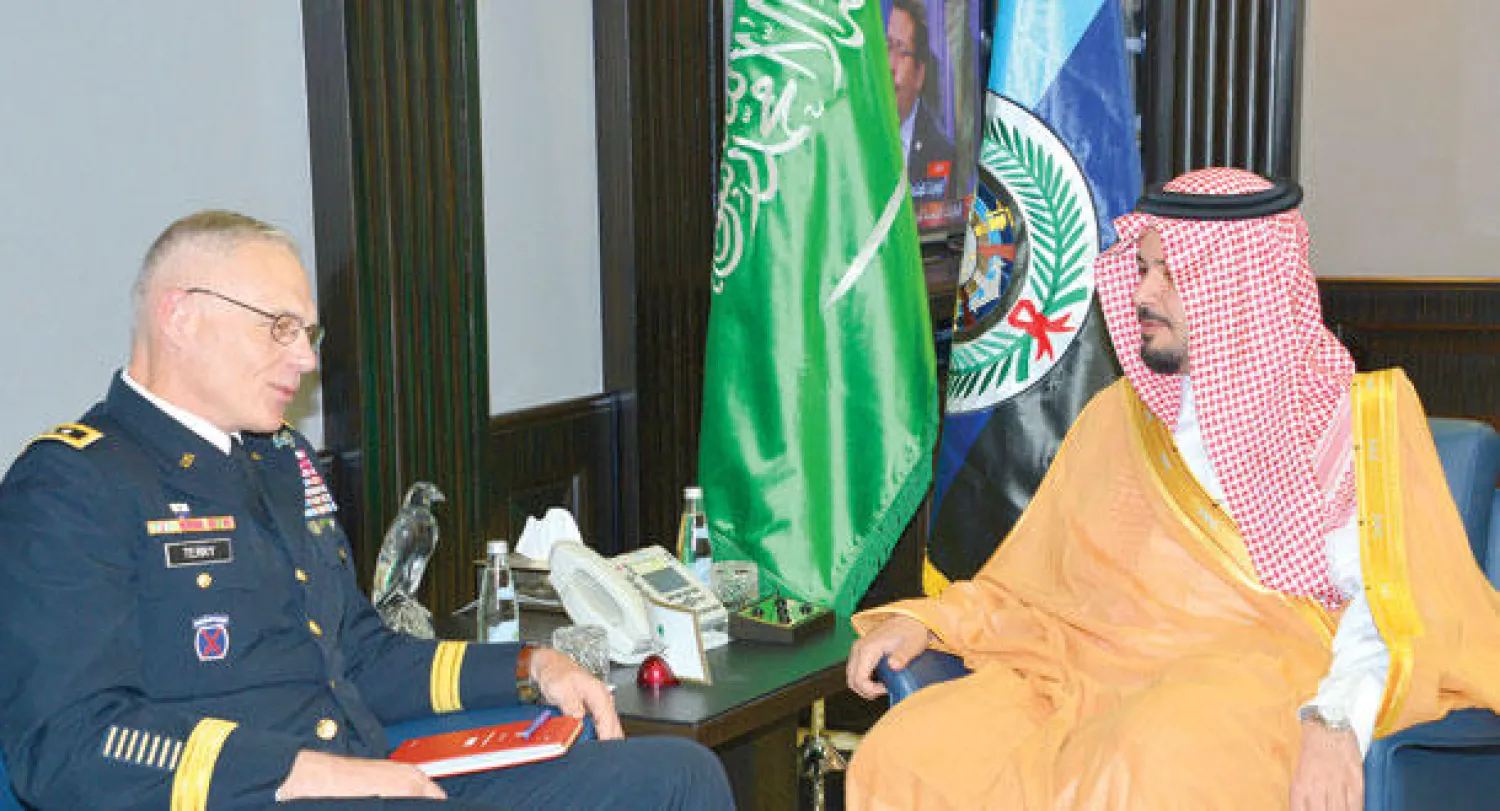 نائب وزير الدفاع السعودي خلال لقائه قائد الجيش الأميركي أمس (واس)