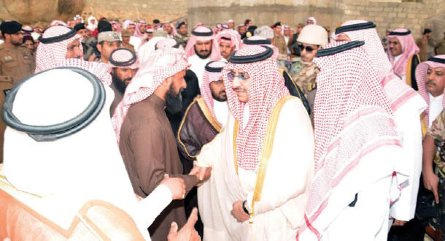 الأمير محمد بن نايف بن عبد العزيز خلال زيارته لتقديم العزاء لذوي الجندي محمد آل مقرح القحطاني في منزلهم بظهران الجنوب (واس)