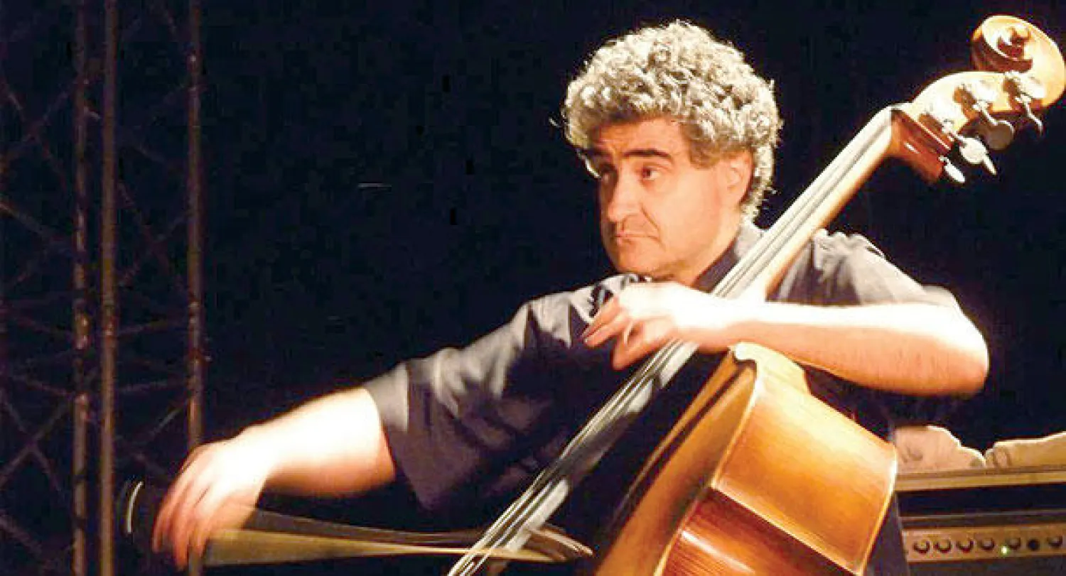 الفرنسي روني غارسيا فونس على آلة «الكنترباص»