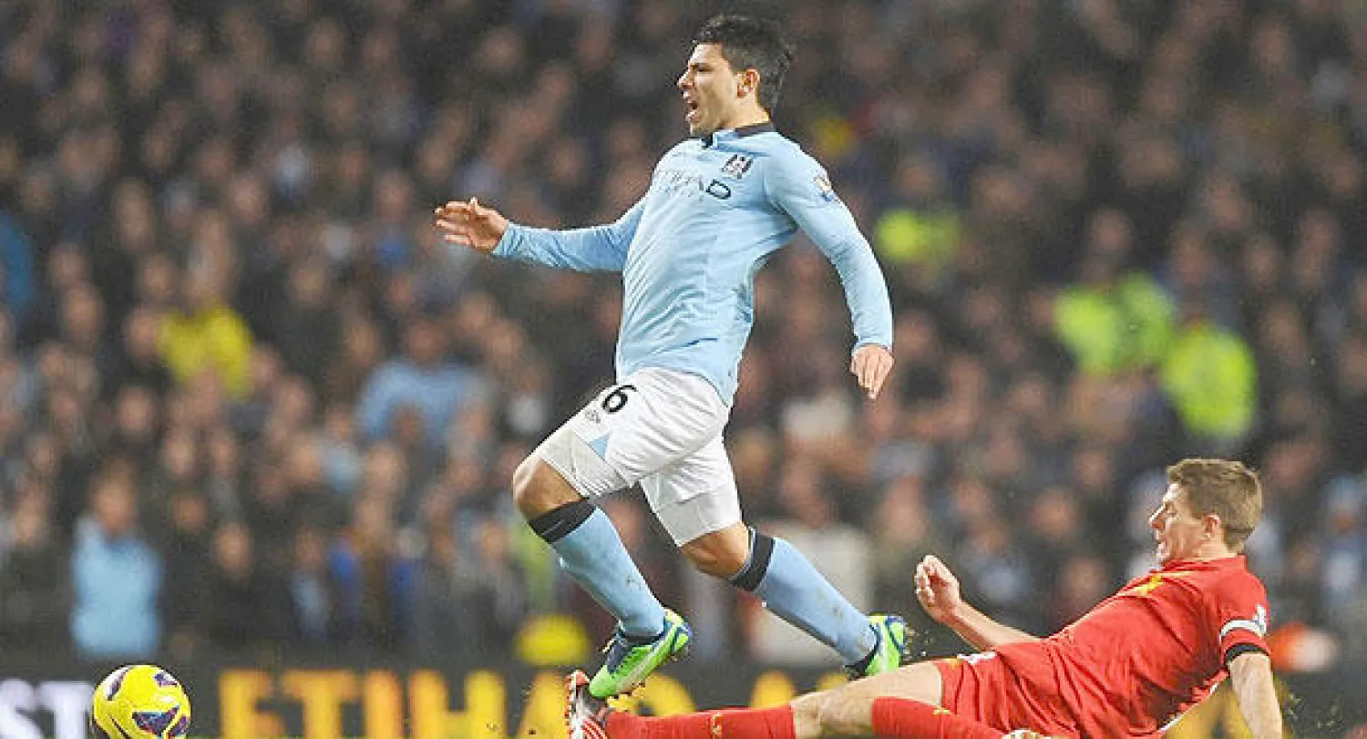 صراع على الكرة في لقاء الذهاب بين جيرارد قائد ليفربول (على الأرض) وأغويرو نجم سيتي الذي سيعود لتشكيلة فريقه اليوم