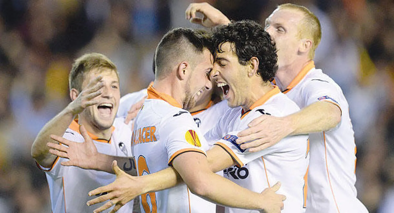 لاعبو بلنسية يحتفلون بفوزهم التاريخي على بازل والتأهل لنصف النهائي  (إ.ب.أ)