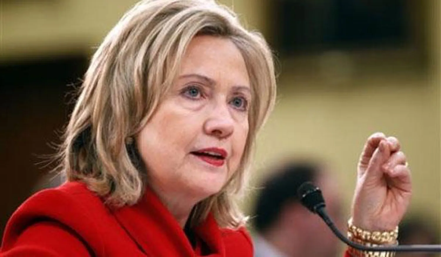 رشق هيلاري كلينتون بحذاء أثناء كلمة لها في لاس فيغاس