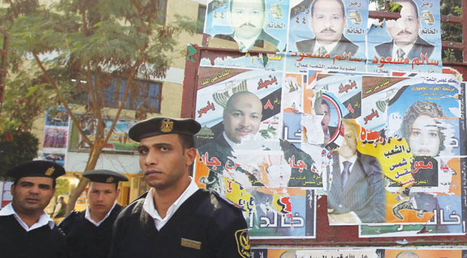 ملصقات من الحملة الانتخابية لمجلس الشعب المصري 2010 (أ.ف.ب)