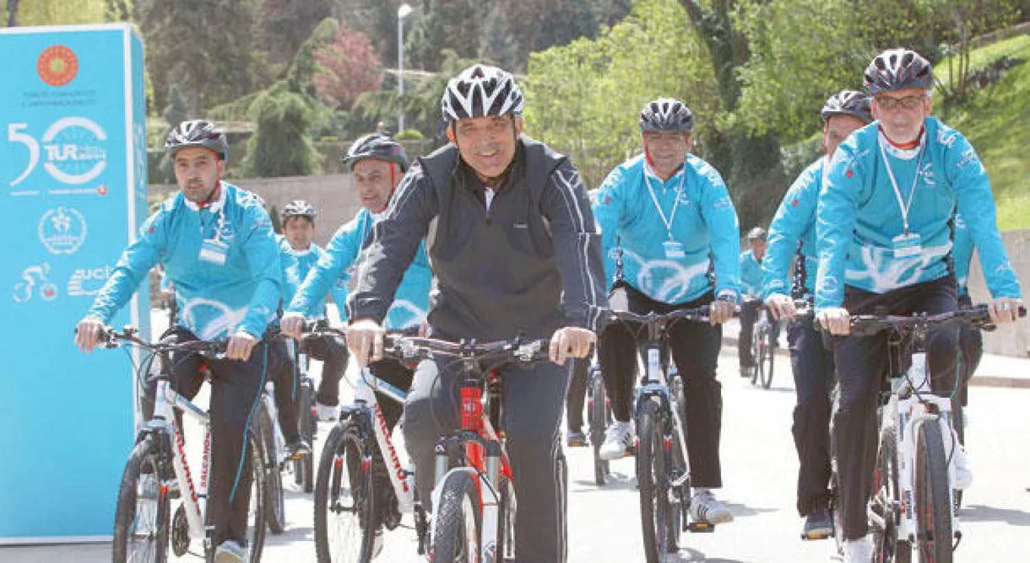 الرئيس التركي عبد الله غل يقود دراجته الهوائية أمس إيذانا ببدء جولة الدراجات الهوائية حول تركيا برعاية الرئاسة (أ.ف.ب)