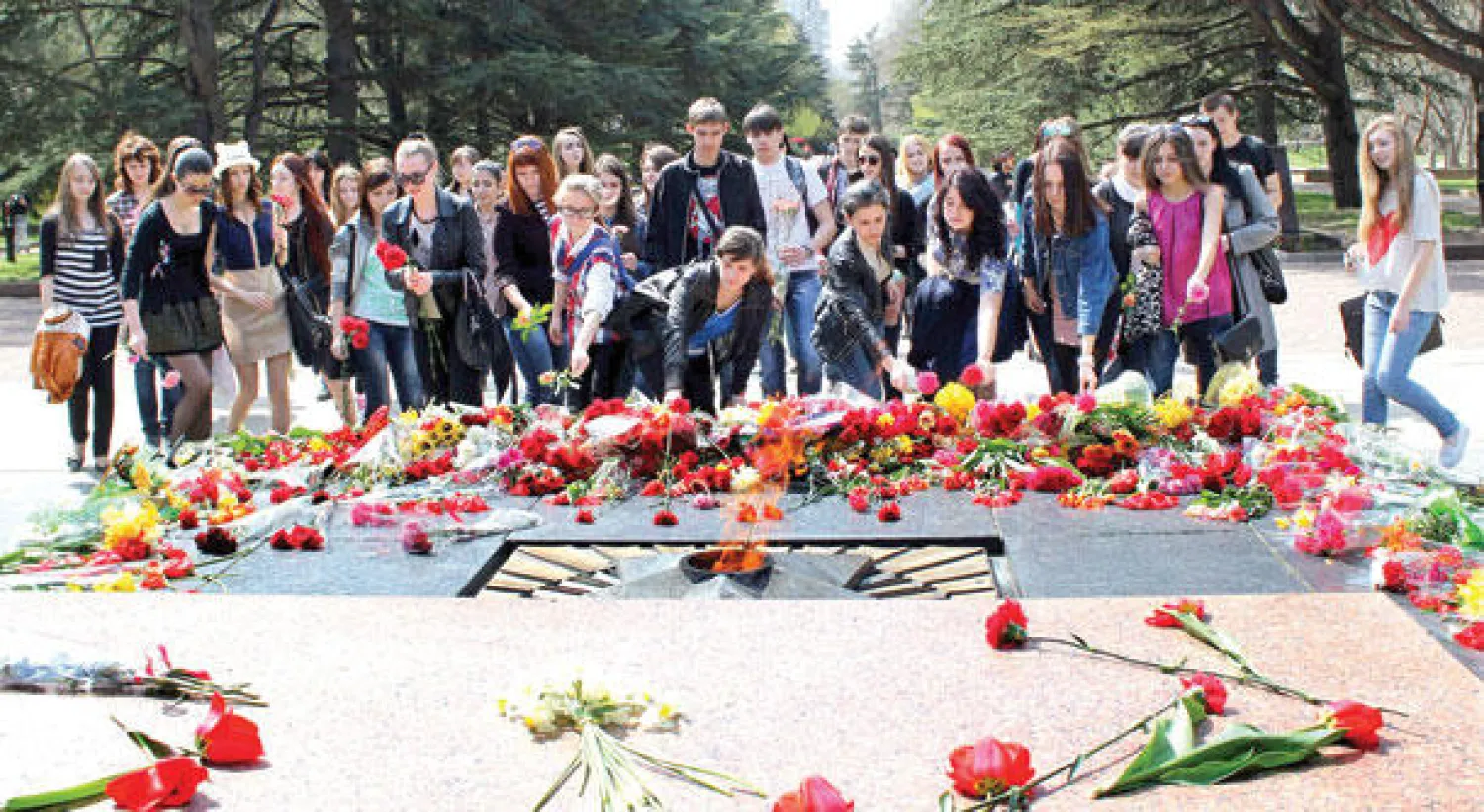 طلاب يضعون ورودا أمام قبر الجندي المجهول في سيمفيروبول عاصمة القرم بمناسبة إحياء الذكرى الـ70 لتحرير شبه الجزيرة من النازية (أ.ف.ب)