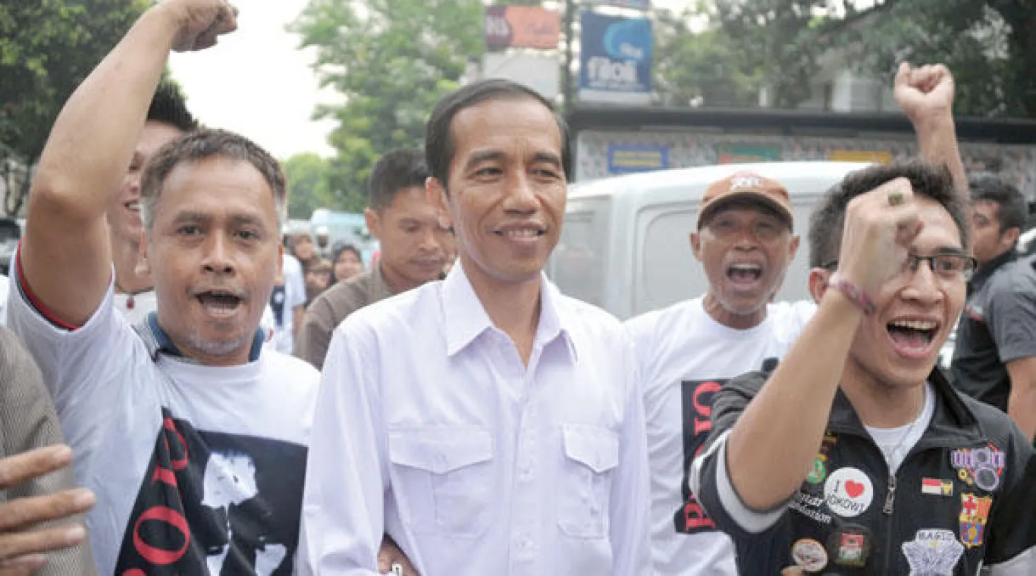 مرشح المعارضة المحتمل لانتخابات الرئاسة المقبلة جوكو ويدودو يسير مع أنصاره في جاكرتا أمس (أ.ف.ب)