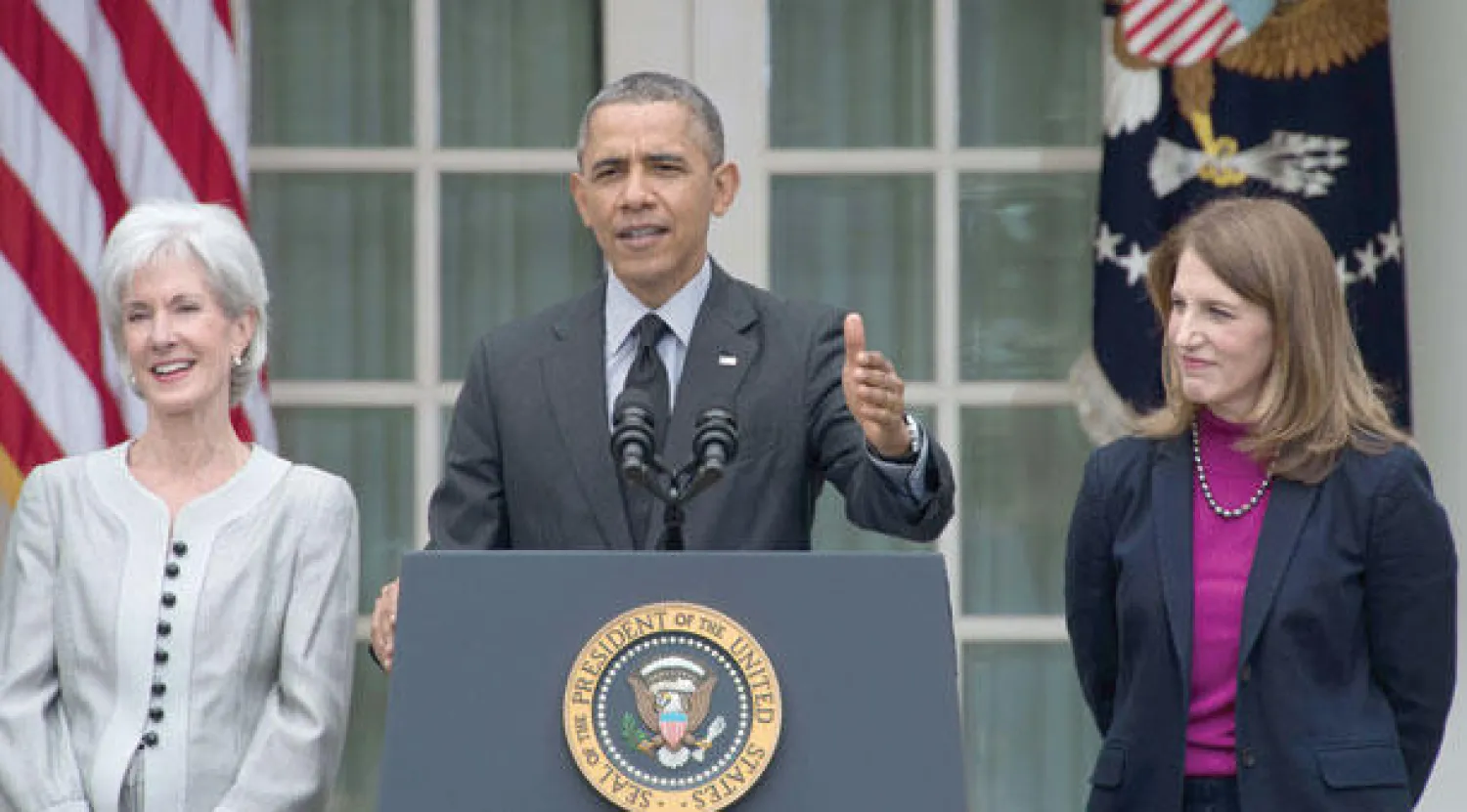 أوباما أثناء إعلانه تعيين بورويل (يمين) وزيرة للصحة خلفا لسيبيليوس (يسار) في البيت الأبيض أمس (أ.ف.ب)